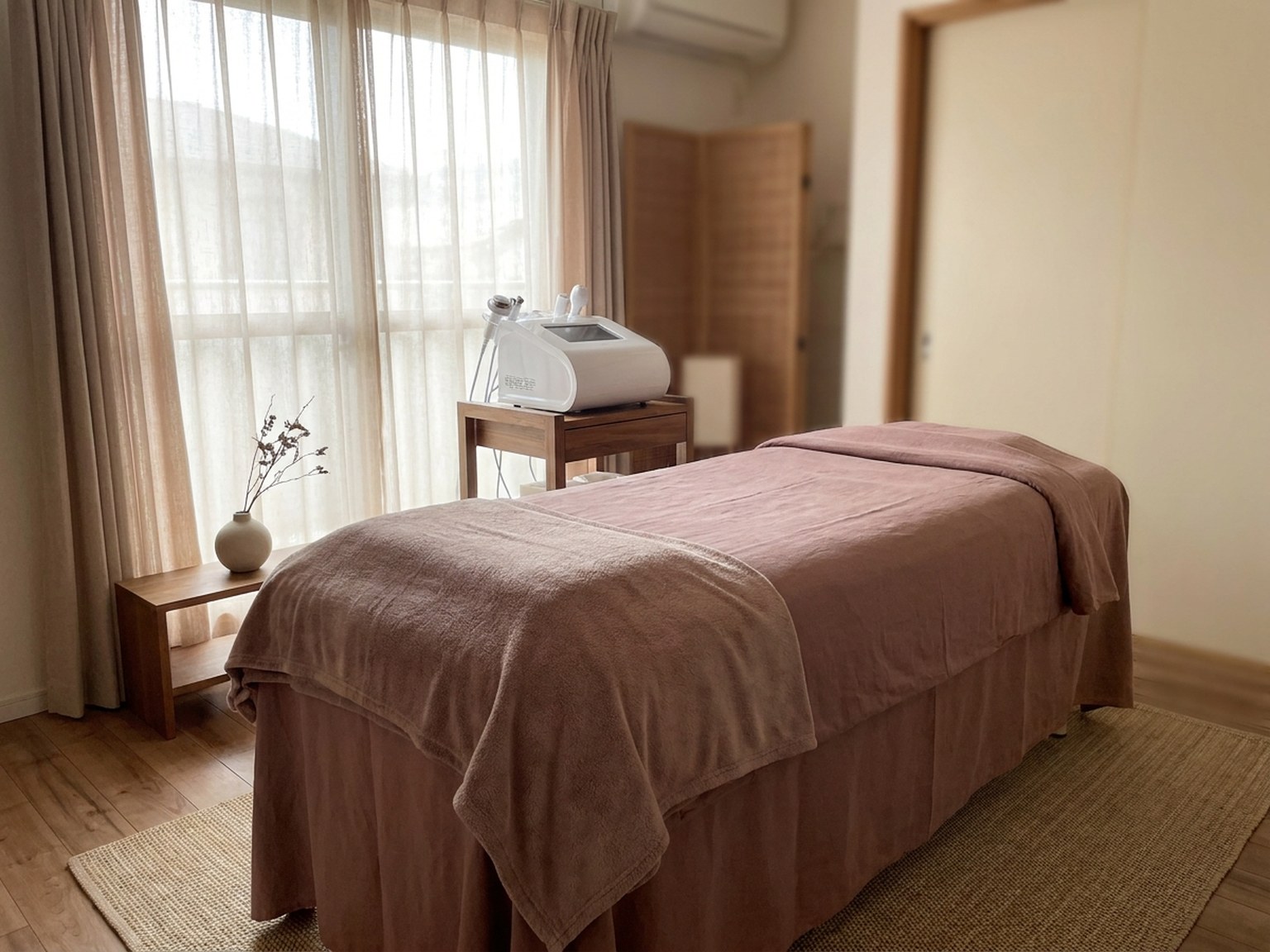 施術ベッドを置いた明るい部屋のイメージ